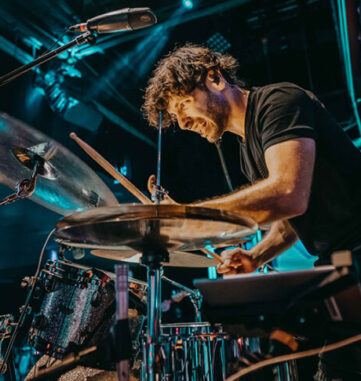 orlando-playing-drums-revoestereo orlando-playing-drums-revoestereo